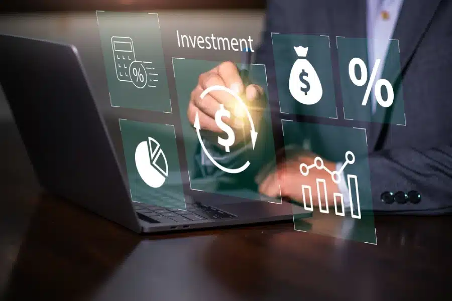 A man using investment tools on his laptop.